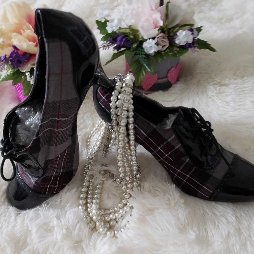 SALE ** NWOT ** GRAY & BLACK LACE-UP HEELS